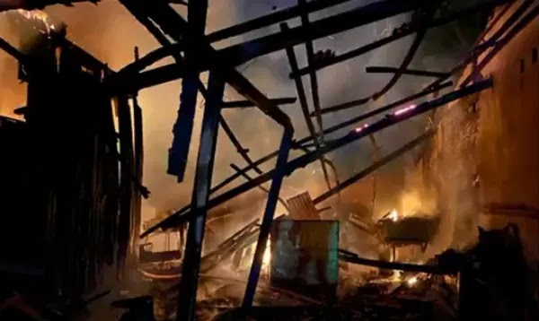 Casa é destruída após fogos de artifício provocarem incêndio em Rondônia