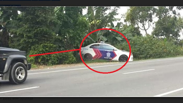  Pengendara Langsung Deg-degan saat Lihat Mobil Polisi di Pinggir Jalan, Begitu Didekati Ternyata...