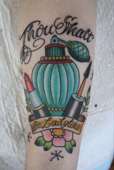 Tatuaje de una botella de perfume antiguo