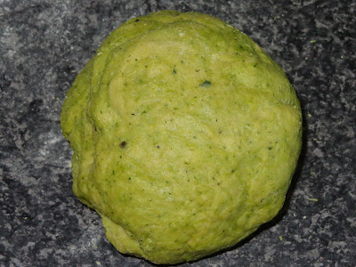 INGREDIENTES  2 tazas de harina blanca de trigo para todo uso  2 huevos batidos  ¼ cucharadita de sal  2 cucharadas al ras de pesto  1 y ½ cucharadas agua fría