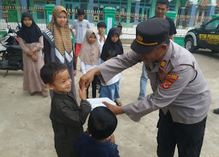 Kabid Humas Polda Jabar : Wujud Kepedulian Kepada Anak Yatim Piatu, Polisi  Bagikan Ratusan Nasi Kotak Gratis