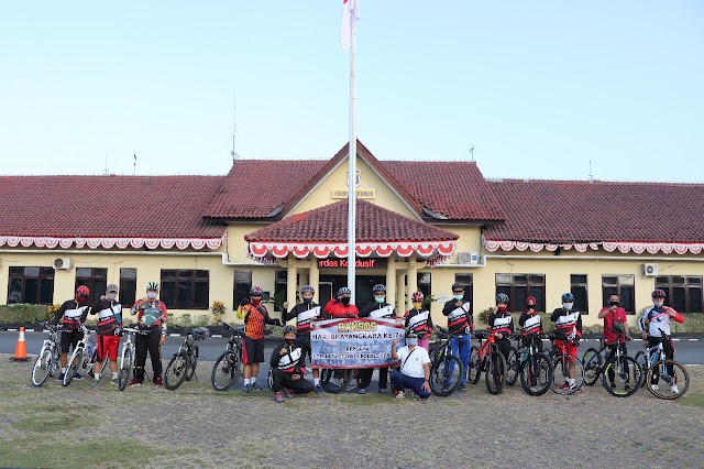 Hari Bhayangkara Ke-74, Komunitas Gowes Polres Kebumen Bersepeda Sambil Bagikan Sembako