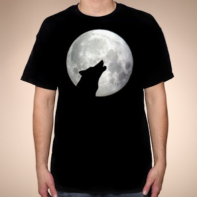 koszulka z wilkiem wyjącym do księżyca
