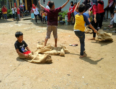 Semangat HUT RI Ke -78, Hujan dan Panas Bukan Halangan oleh Warga KSB Tiban Mentarau
