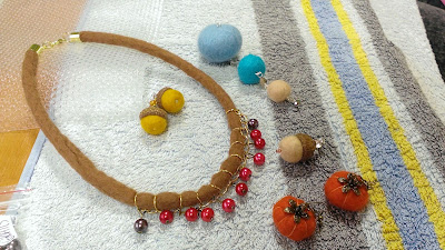 Pearl felted necklace