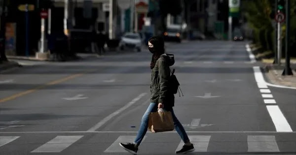 Αποφασίζουν σήμερα για την απελευθέρωση των διαδημοτικών μετακινήσεων - Κυβερνητική διγλωσσία για την κατάργηση των SMS