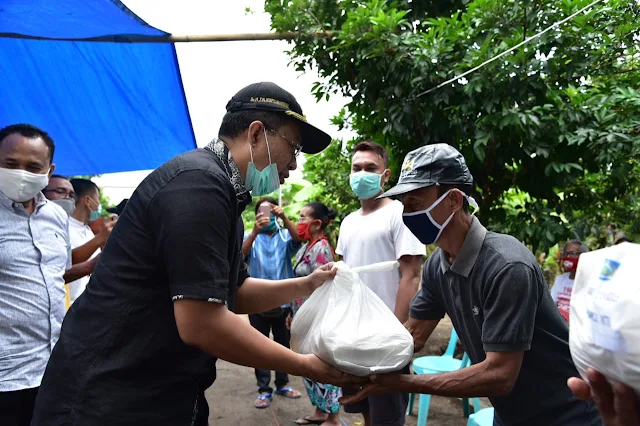 Serahkan Bansos di Lingkungan Mayura, Gubernur Ajak Masyarakat Tetap Produktif