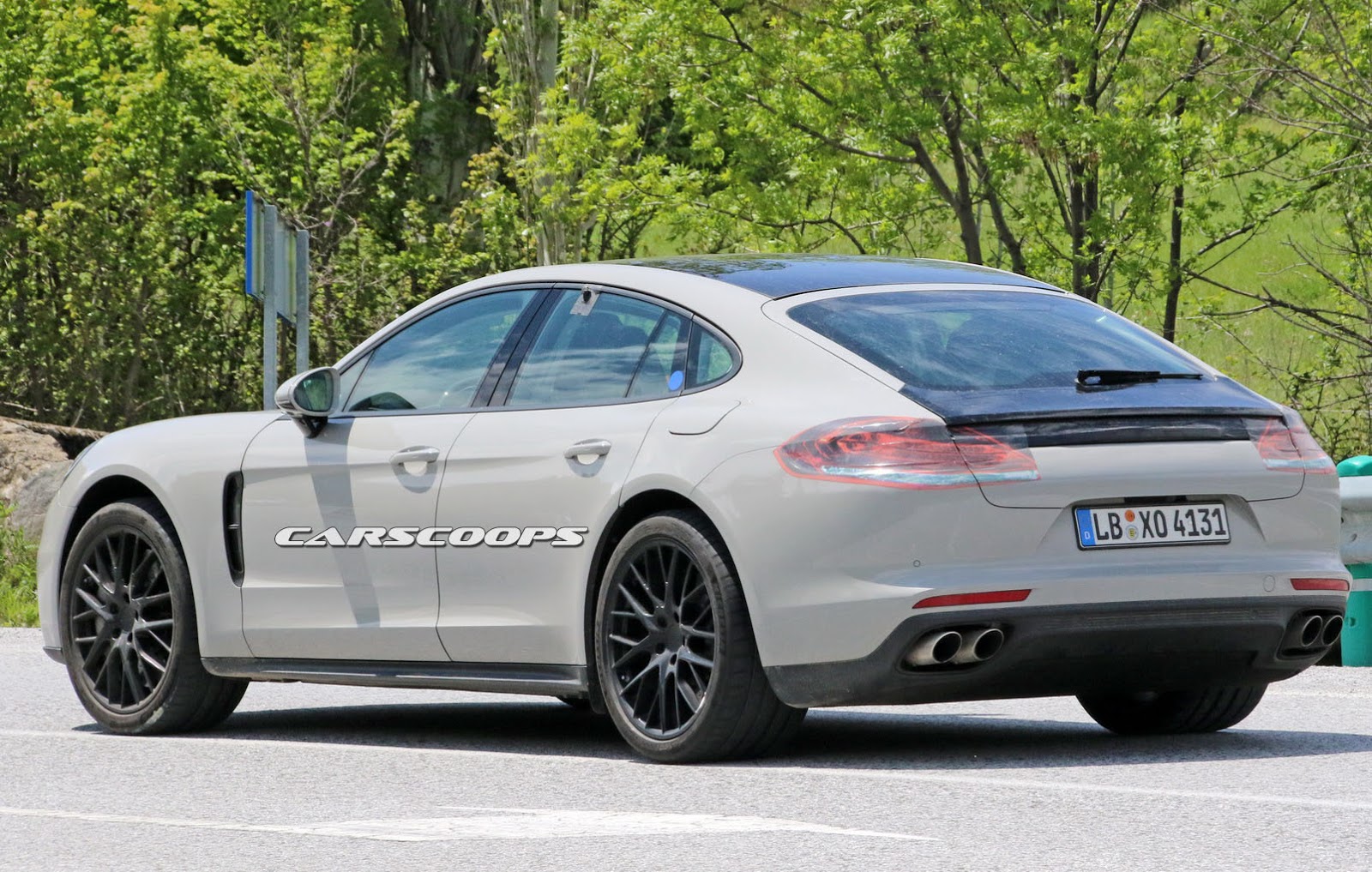 Silly Light Stickers Can’t Hide New 2017 Porsche Panamera