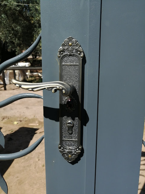 Porte en fer forge décore arbre deux vantaux