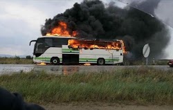  Ολοσχερώς καταστράφηκε λεωφορείο του ΚΤΕΛ Έβρου, το οποίο χτυπήθηκε από κεραυνό, έξω από το χωριό Μοναστηράκι Φερών.   Το λεωφορείο τυλίχθη...