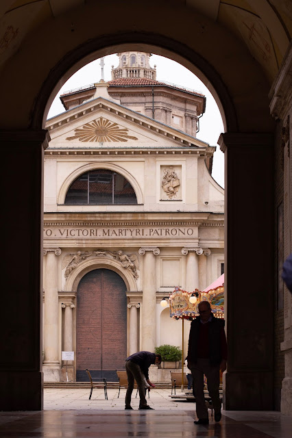 Basílica de San Sittore, ao fundo