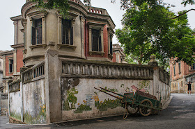 Villa coloniale au croisement d'une rue sur l'île de Gulangyu
