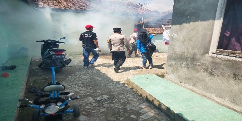 Bhabinkamtibmas Polsek Lebakgedong Monitoring Giat Fogging Di Desa Binaan