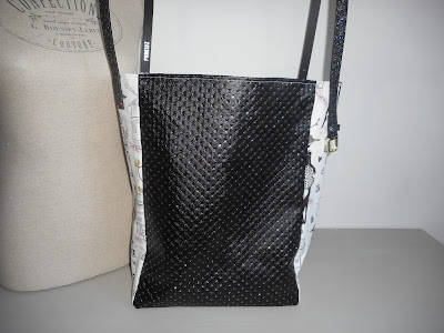 https://www.alittlemarket.com/sacs-a-main/fr_grand_sac_cabas_54x36_cm_madame_et_sa_robe_noire_simili_cuir_coton_blanc_noir_gris_dore_paillette_-18018328.html