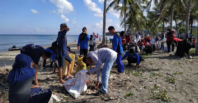 Pelajar SMK 1 Selayar Ikut Aksi " Menghadap Laut 02 ", Dan Bersih Pantai Kampung Penyu