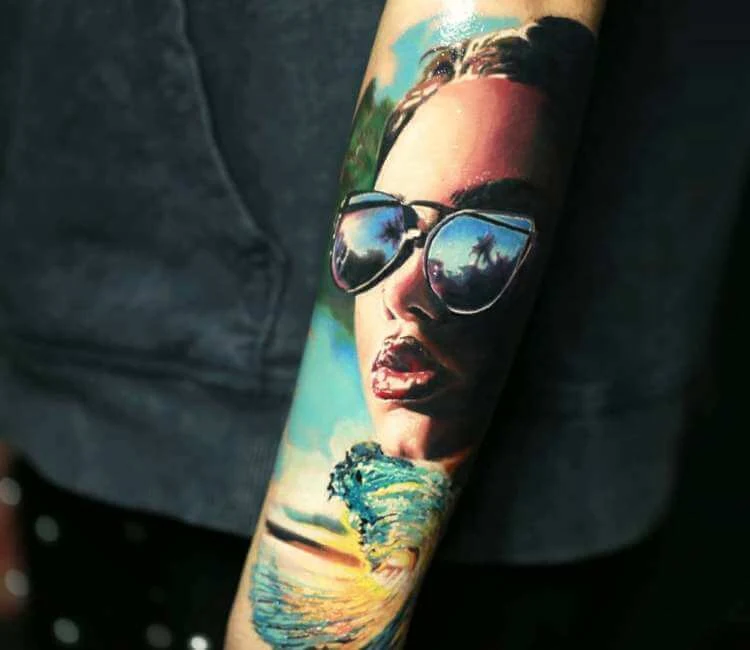 Tatuaje de chica con gafas de sol