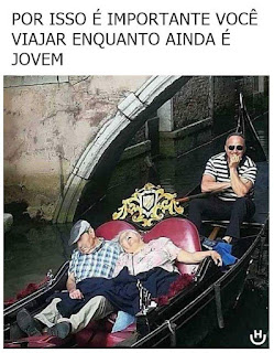 Foto de um canal em Veneza. Próximo a um arco de uma ponte, um casal de idosos sentados largadamente no estofado vermelho em formato de coração de uma gôndola. Ambos dormem profundamente. À esquerda, o homem, de boné com a cabeça inclinada por sobre o ombro direito; a senhora, à direita, com a cabeça apoiada no ombro esquerdo do homem, com a boca aberta. Atrás, o gondoleiro com óculos escuros está sentado com a mão esquerda apoiando o queixo enquanto sorri para a foto. No topo em letras maiúsculas, lê-se: “Por isso é importante você viajar enquanto ainda é jovem”. 