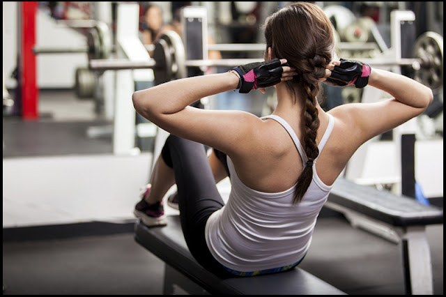 Hot girl doing crunches workout