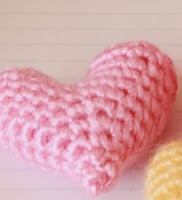 http://translate.googleusercontent.com/translate_c?depth=1&hl=es&rurl=translate.google.es&sl=en&tl=es&u=http://easymakesmehappy.blogspot.com.es/2011/01/crochet-pattern-little-heart-plushy.html&usg=ALkJrhgK_Q1SDCHBmk0UMzfiliarsJxkbQ