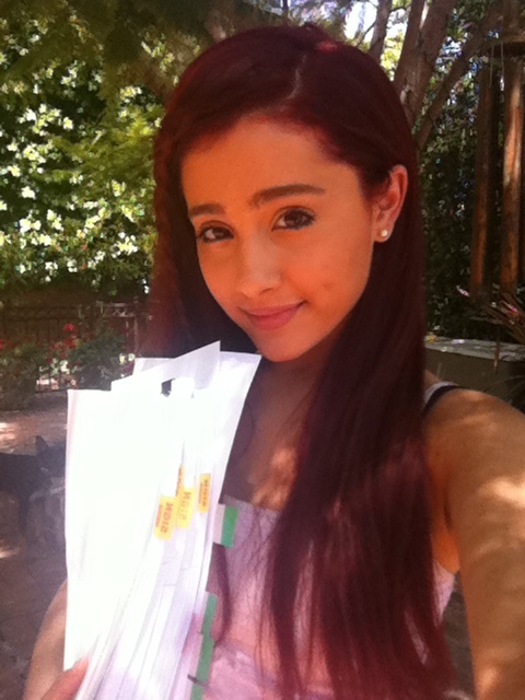 Victorious star Ariana Grande announced yesterday that she is now signed to