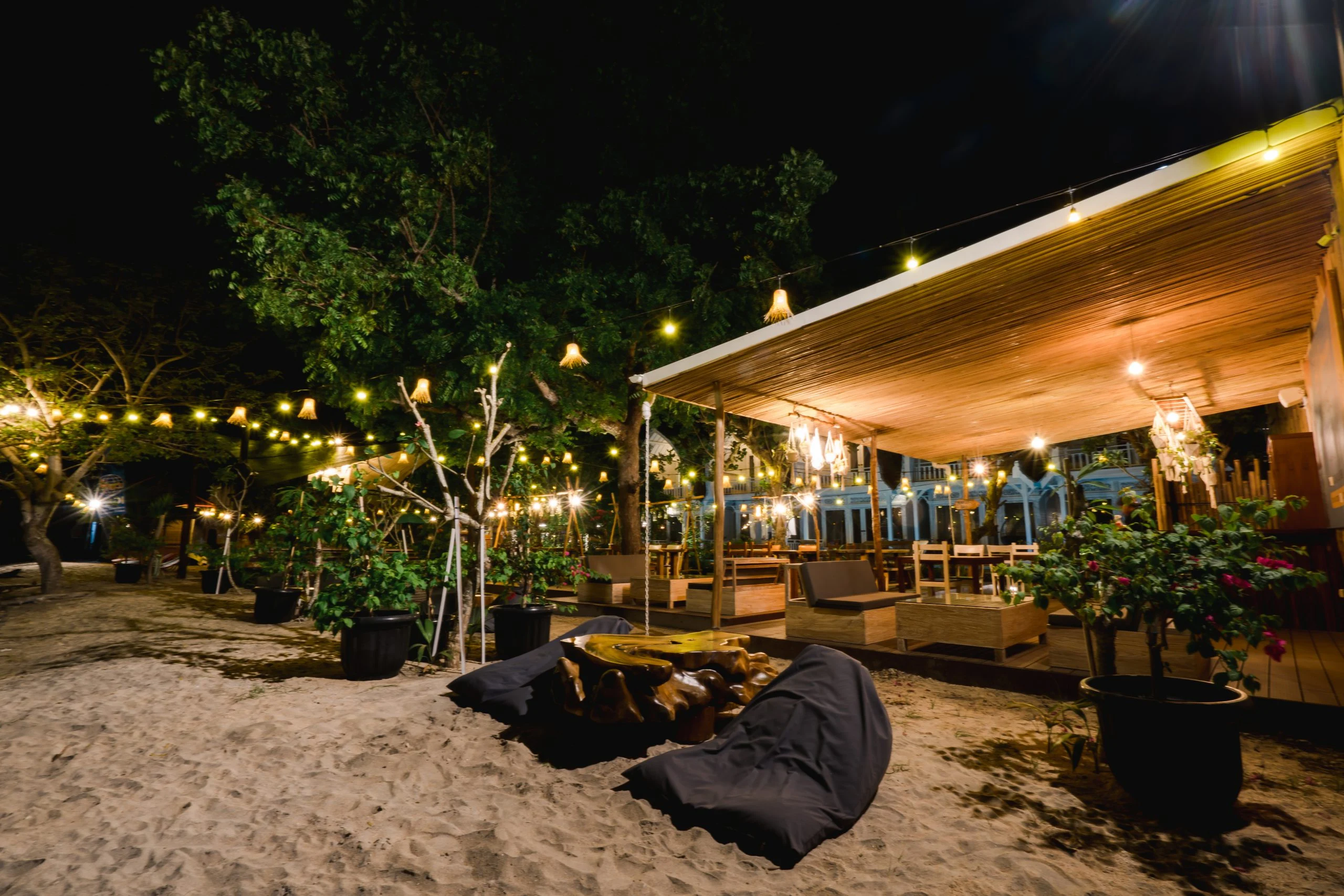 Best Beachfront Nusa Penida Resorts : Mambo Beach Resort