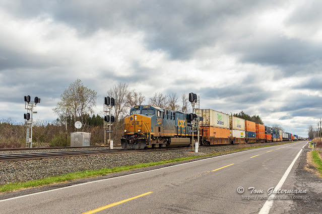CSXT 3461 leads I017-21 west on Track 2 at Auto 280. Auto 280 sits along Saintsville Rd. in Kirkville, NY.