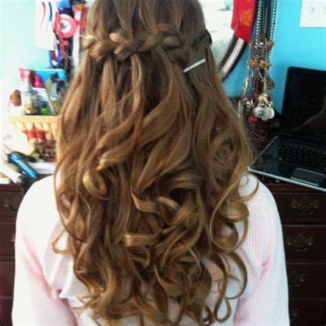 Perfect Hairstyle For Your Prom Night