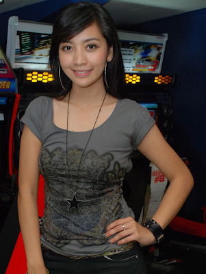 Artis Hot Hesti Purwadinata