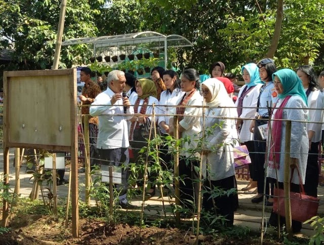 Ibu Negara Kunjungi Desa Tertinggal