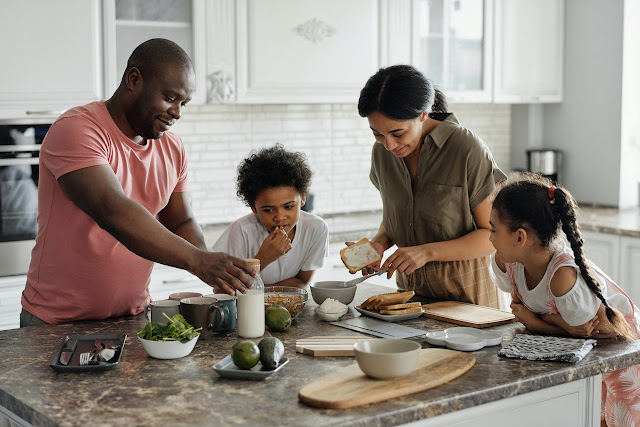 Photo by August de Richelieu: family-making-breakfast-in-the-kitchen