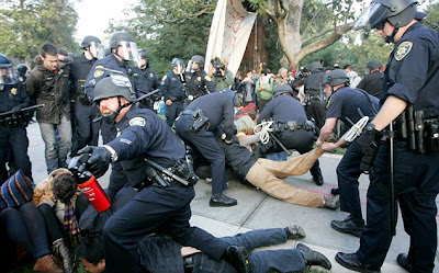 Policia rocia con gas pimienta a manifestantes