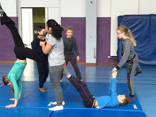 Enfants faisant de la gym