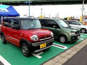 普通車と並ぶハスラー