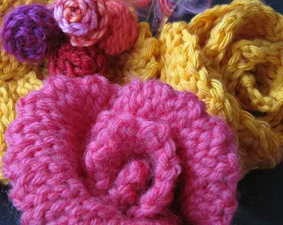 Crochet slip stitches can give different effects to rose petals.