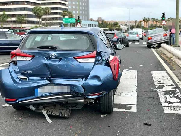 Aparatoso accidente tráfico en Juan XXIII, Las Palmas de Gran Canaria
