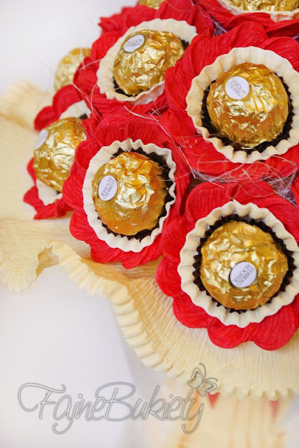 bukiet z 18 czekoladek cukierków ferrero rocher