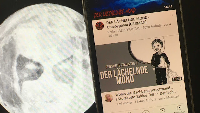 Smartphone mit dem Free Stream zum 1. Teil des Storskotte-Zyklus gelesen von Kati Winter vor einer Fotomontage von Sänger "Dead" auf einem Vollmond