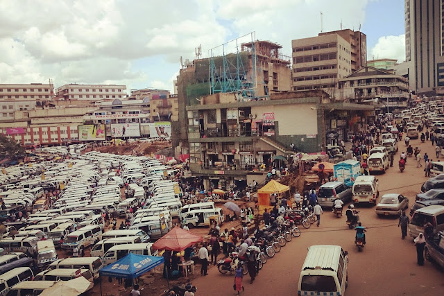 ... dahin wo alles begann. In das Land, wo vor etwa drei Jahren mein Reisefieber so richtig entfacht ist. In das Land, in dem ich mein Herz so richtig an Afrika verlor. Nach Uganda! 