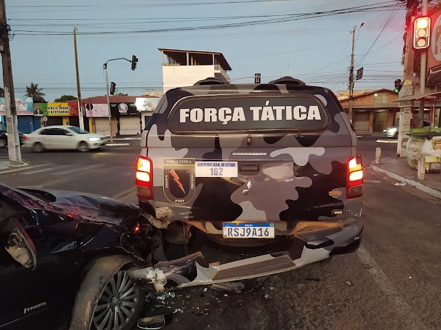 Motorista colide carro contra viatura da Força Tática e é conduzido à delegacia em Parnaíba