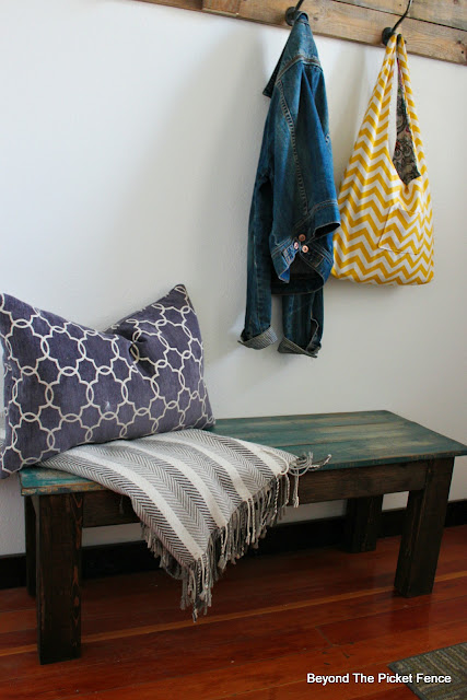 reclaimed pallet wood to build a farmhouse bench