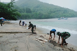 Anggota Zidam XVI/Pattimura Gelar Karya Bhakti Pembersihan Pesisir Pantai Hukarila 