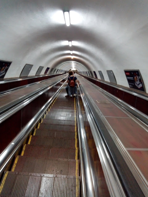 地下鉄ルスタベリ（Rustaveli）駅構内、季を感じる長いエスカレーター