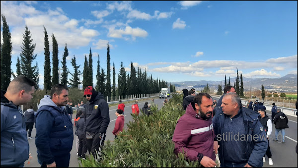 Φωτογραφίες από το μπλόκο των αγροτών στην Ανθήλη Λαμίας!