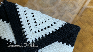 https://susannashobbies.blogspot.com/2019/08/crochet-zipper-pouch-with-triangular-lid.html