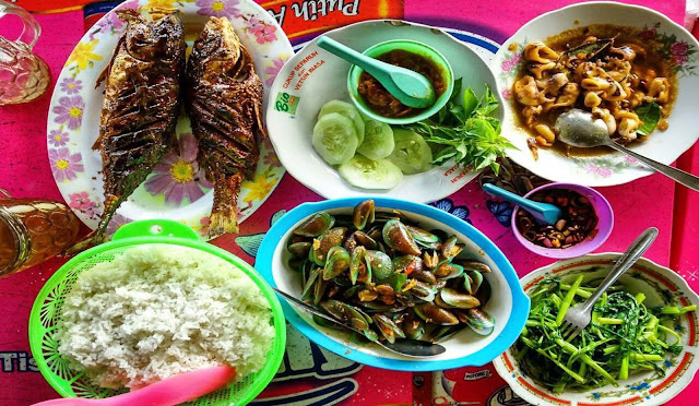 Menyantap Sea Food yang Lezat sambil menikmati Deburan Ombak Di Pantai Depok