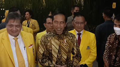 Hadiri Acara HUT Ke-58 Partai Golkar sampai Akhir, Jokowi: Pak Airlangga Istimewa!
