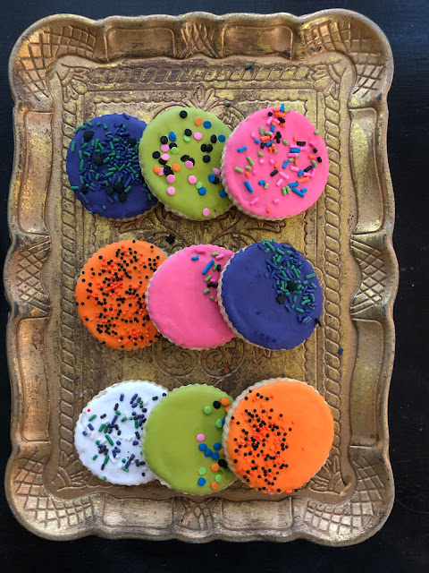 easy decorated cookies, easy fall baking, fall treats, fall baking, fall baked goods, desserts Inspo, DIY Halloween party, Halloween treats, royal icing class, easy cookies, easy decorated cookies, easy fall baked goods,cookies