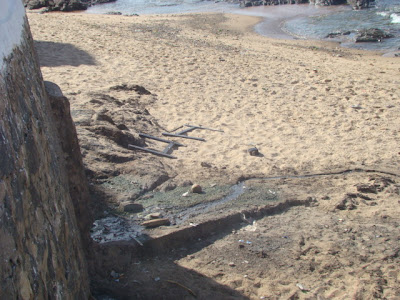 Esgoto na praia de Santana, isso é crime ambiental