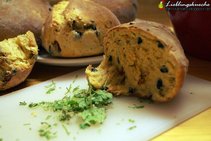 Brötchen mit Oliven und getrockneten Tomaten