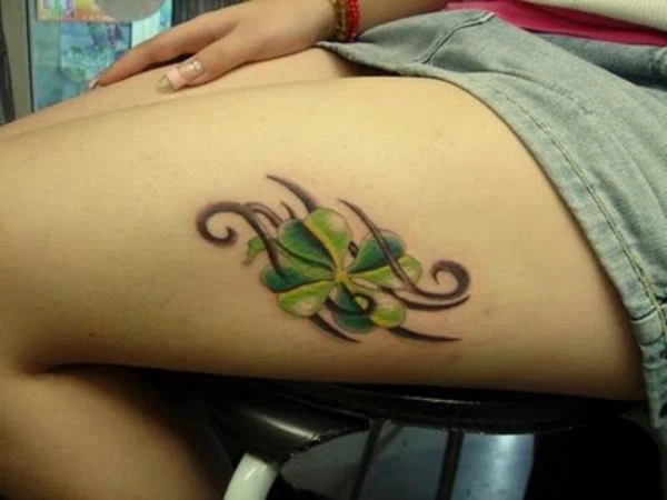 tatuaje de trebol en una mujer